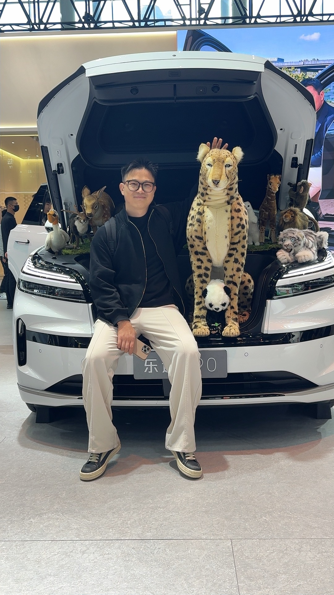 打卡乐道展台，和金钱豹合张影，也是坐上乐道前备箱了 