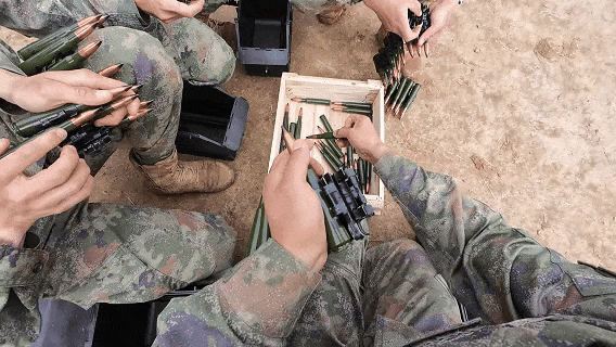 我军步兵连的绝对“大杀器”，国产QJZ171型12.7毫米重型重机枪火力全开！
