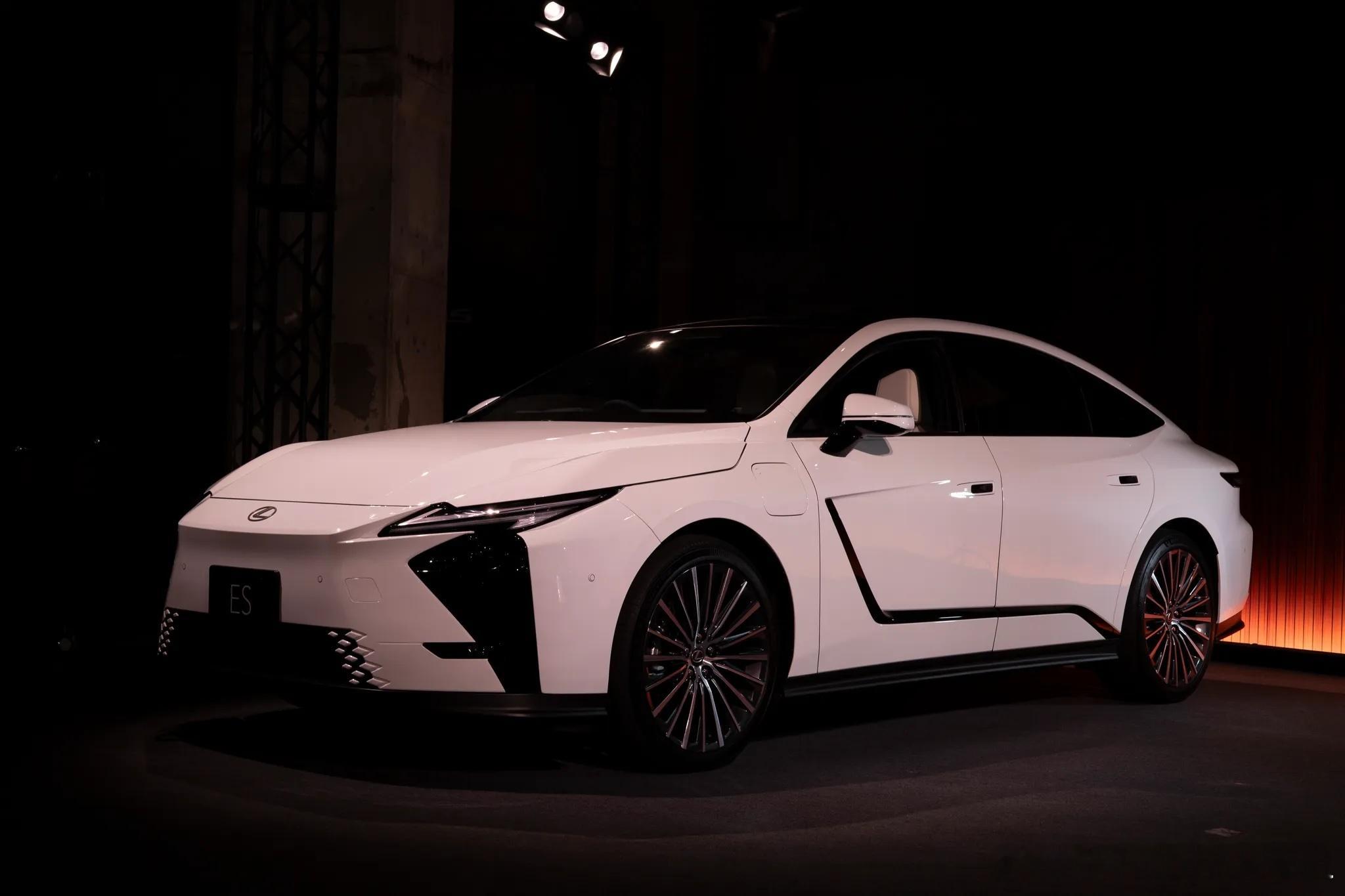 不走国产皇冠老路，第八代雷克萨斯ES巨大化的背景10月1日，第八代雷克萨斯ES在