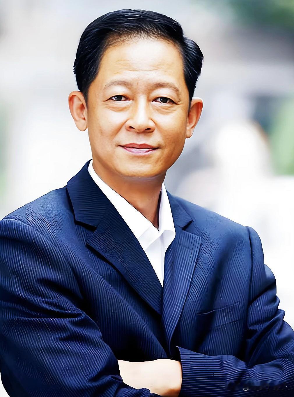 王志文这老哥，是个真正的狠人。

躲在新加坡三年多，愣是没点动静。别的明星恨不得