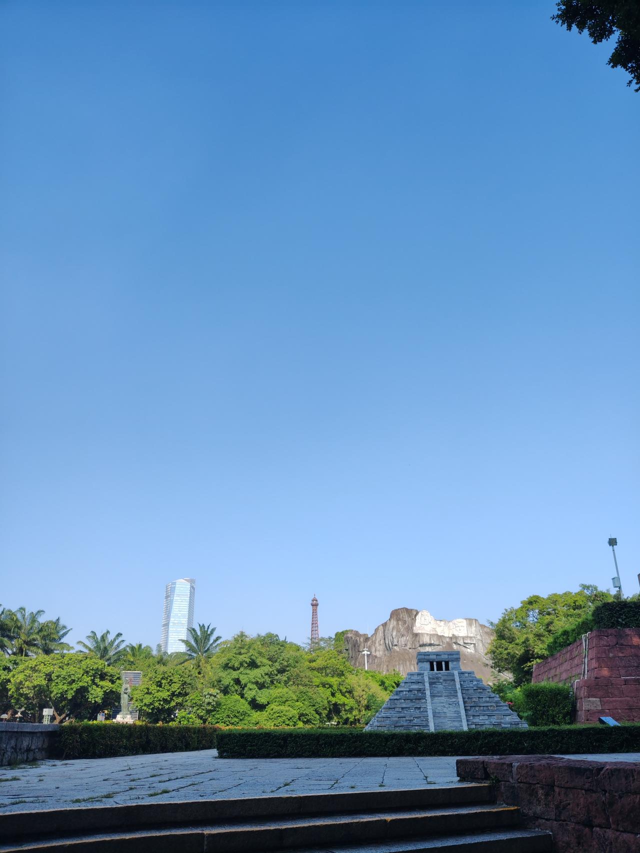 A股要走长牛，几个条件缺一不可。
首先，经济基本面得稳扎稳打。就好比盖房子，地基