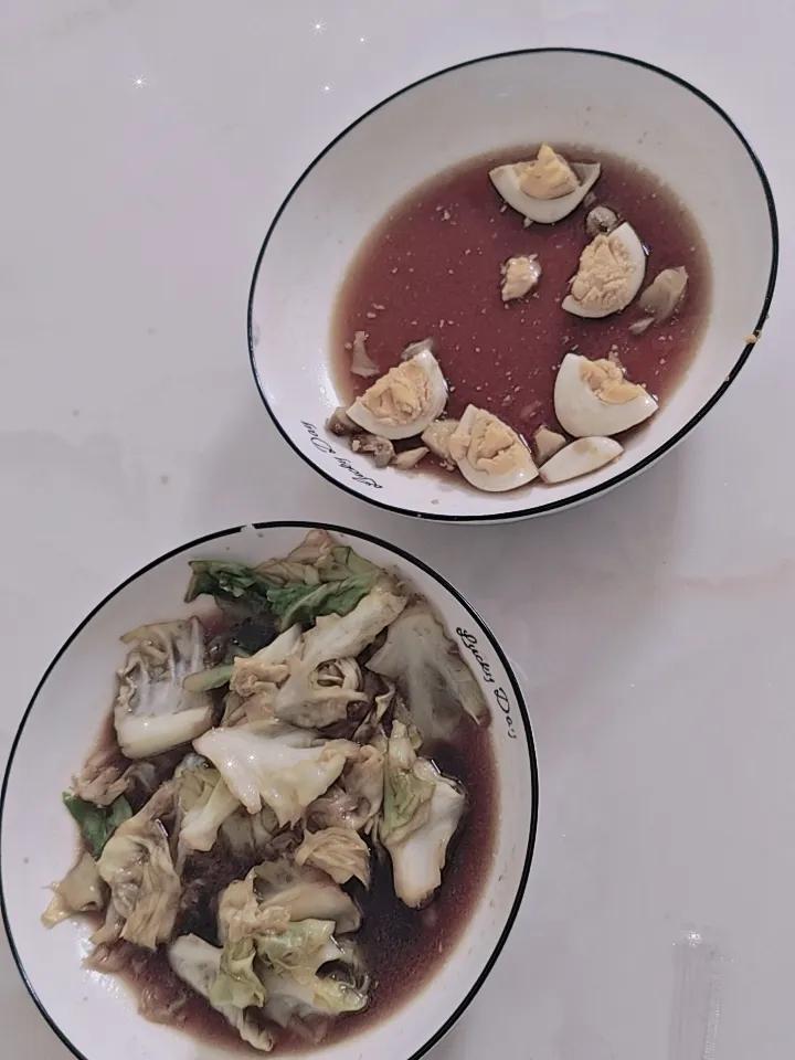 今日早餐：酱油煮蛋，手撕包菜
不爱吃鸡蛋的儿子也吃了好几块