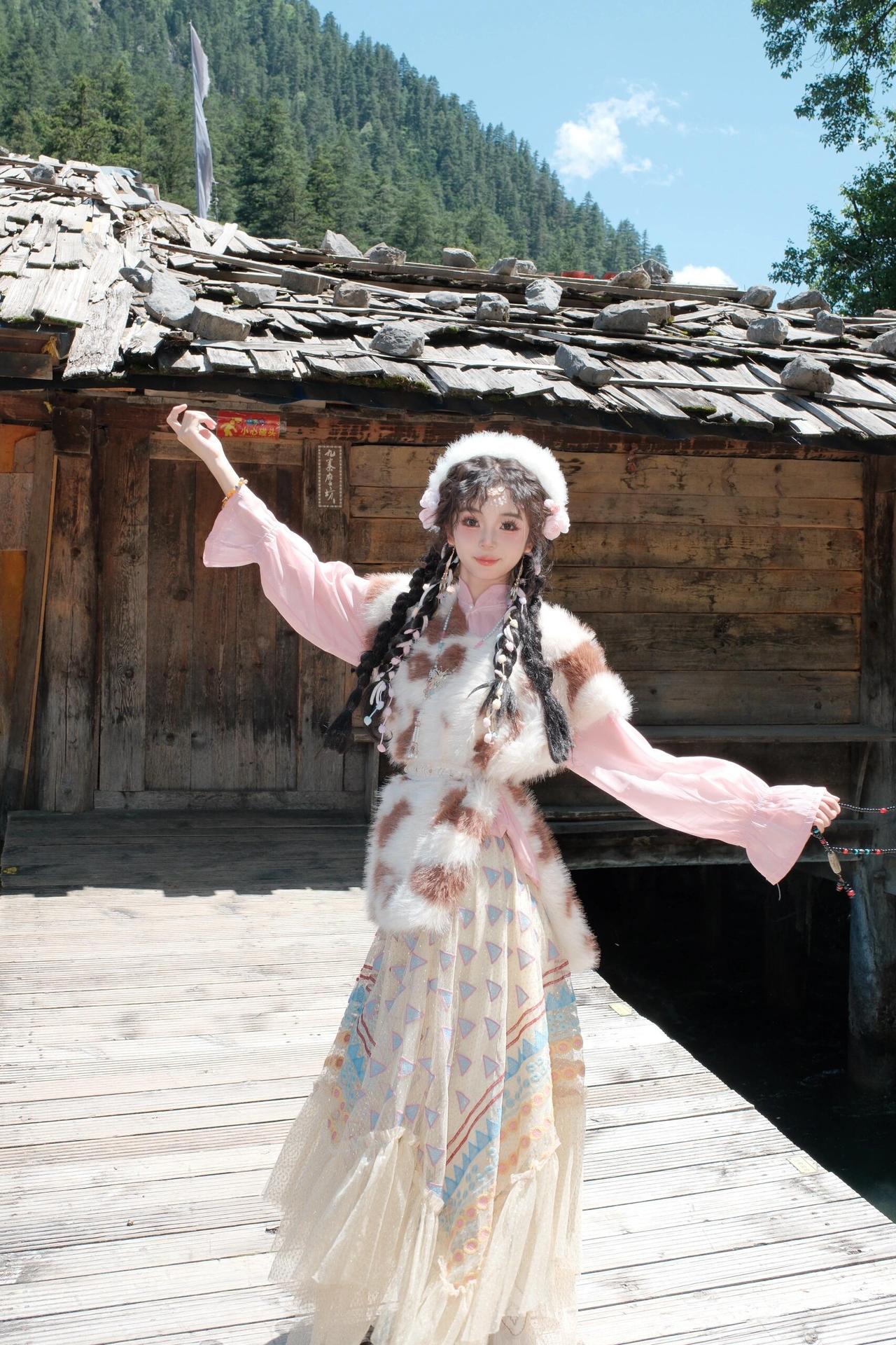 古风少女在木屋前翩翩起舞