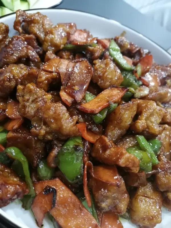 除了地三鲜和锅包肉，东北还有好多特色美食。溜肉段必须拥有姓名，外酥里嫩，一口下去