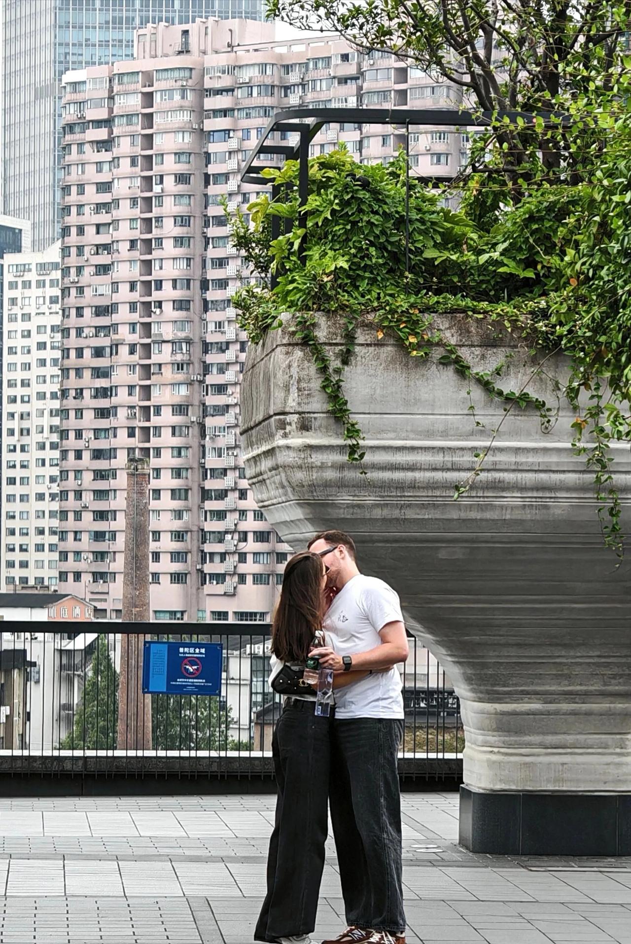 这座建筑真的太震撼了！仿佛把整座森林搬到了城市中心，每一层都挂满了绿植，像是给钢