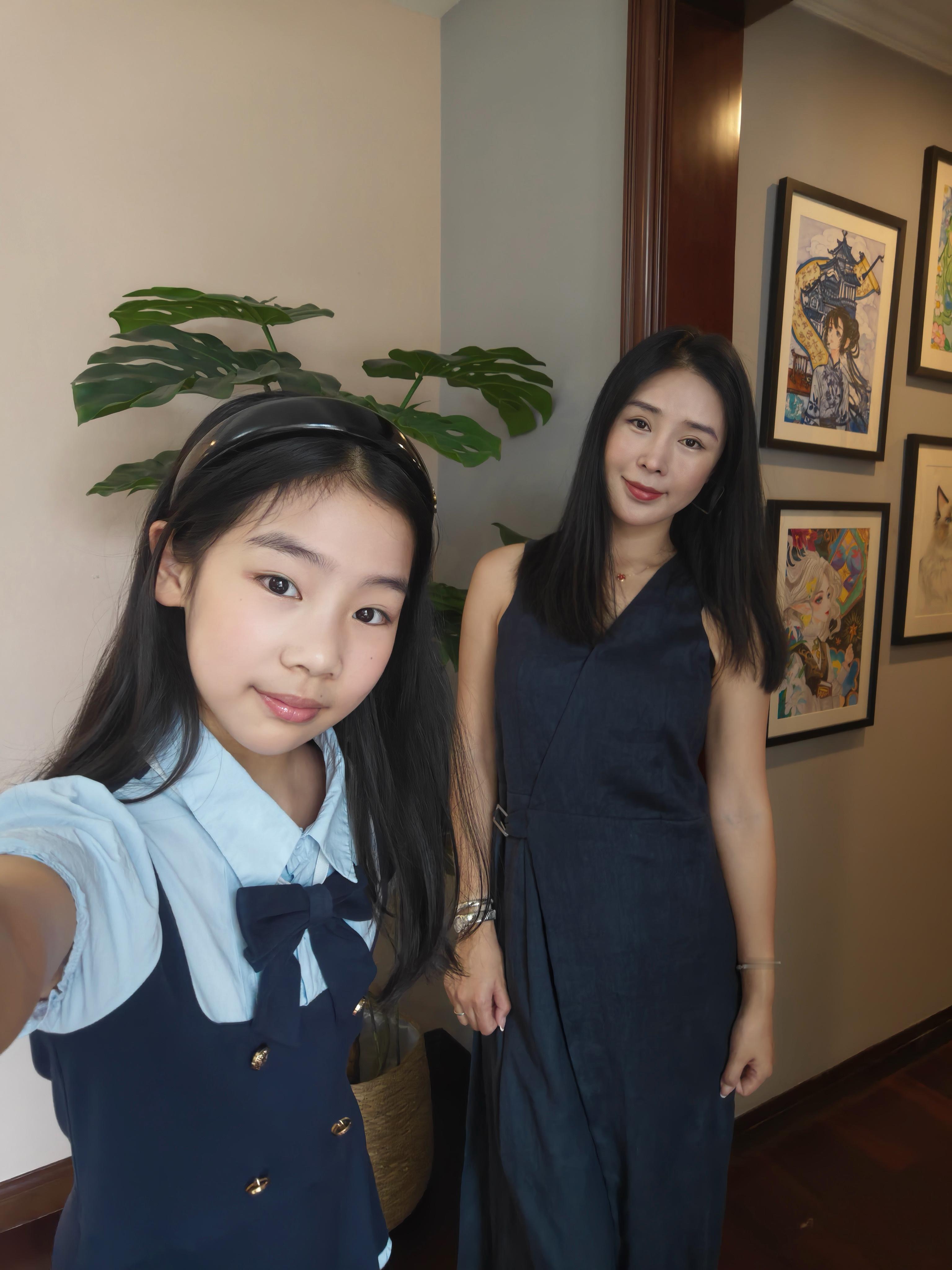 陪董事长和小老三出街。🤗 