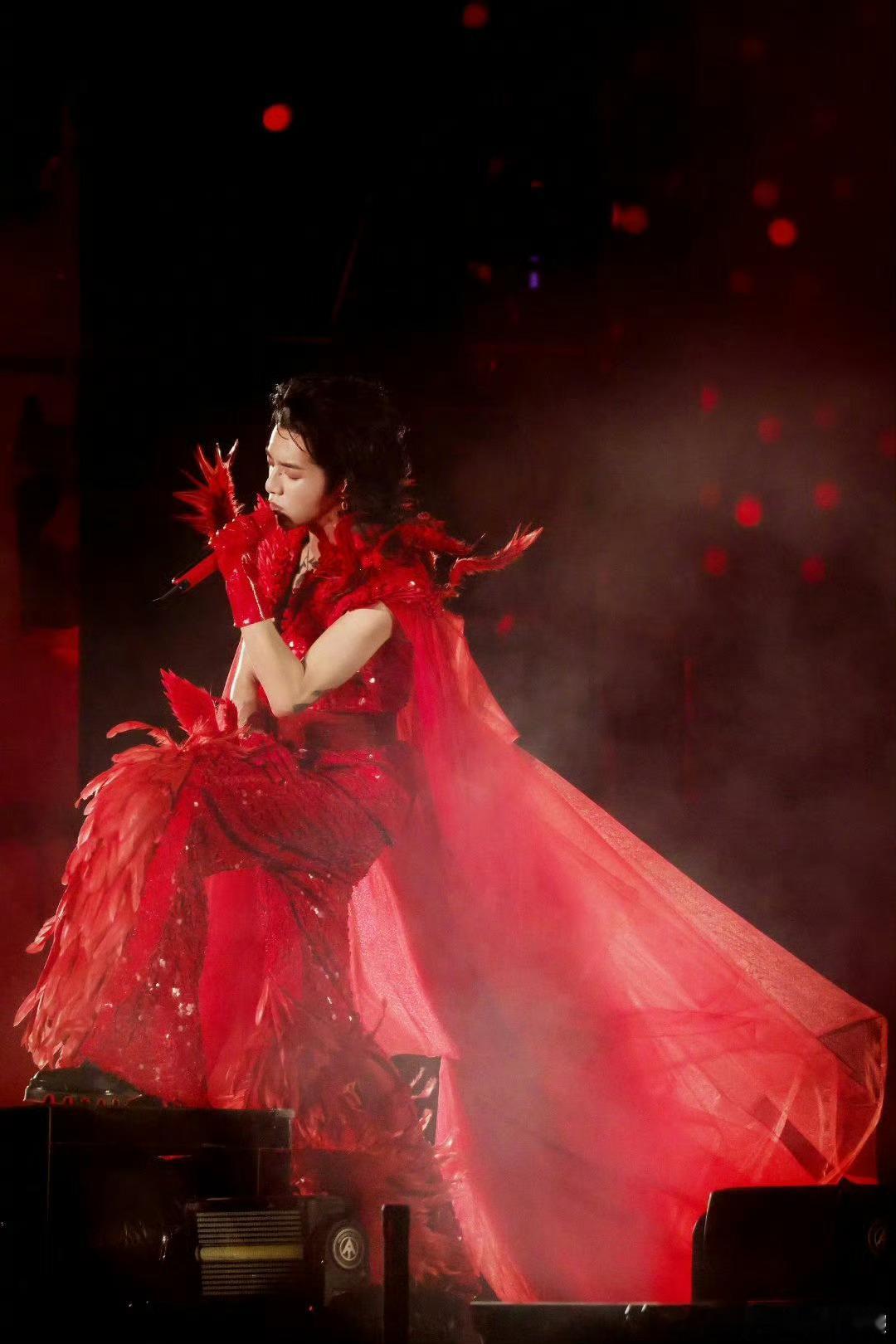 华晨宇演唱会活捉黄牛现场 前方直击华晨宇演唱会反黄牛现场！黄牛当场被驱赶，周围粉