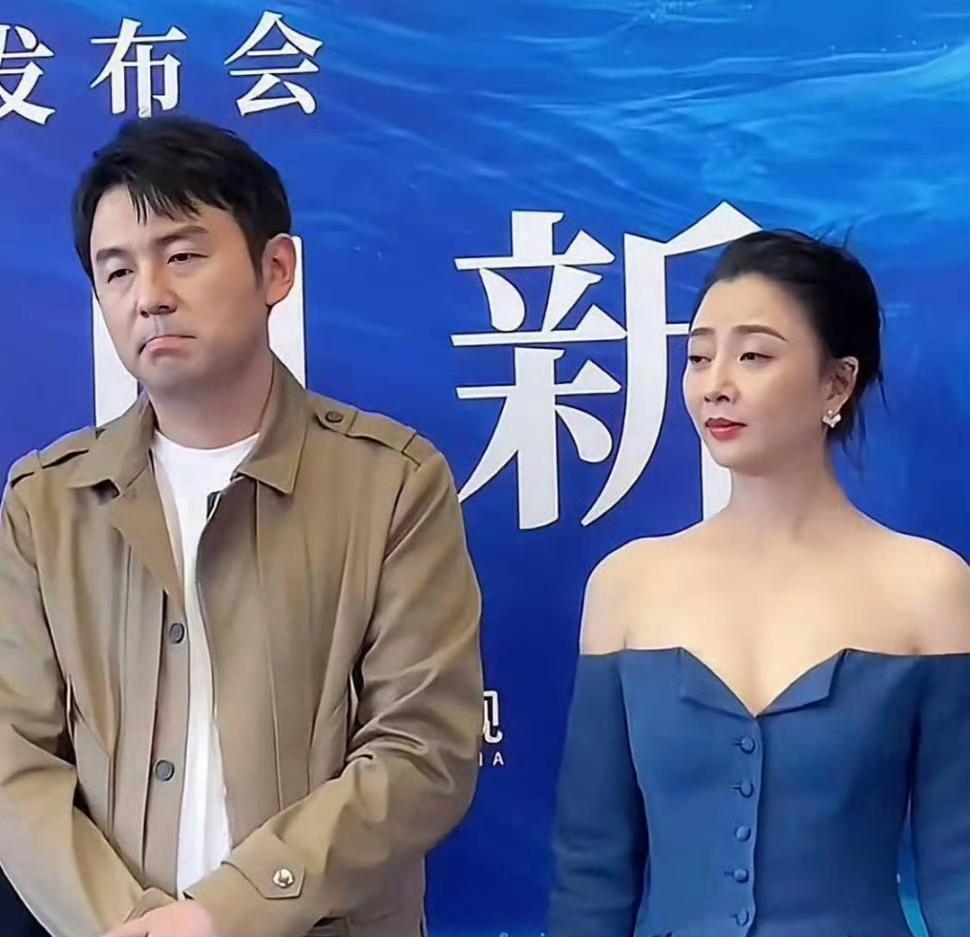 雷佳音这是不乐意殷桃这么穿吧？表情已经说明一切了。 