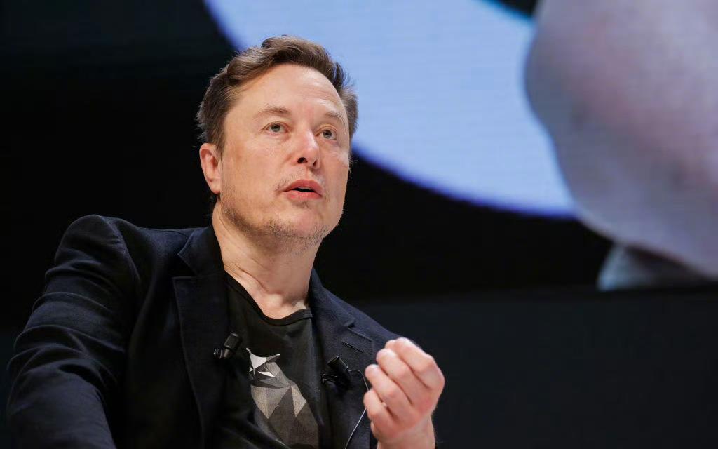 马斯克又说话了，这次直接呼吁把欧盟给废了。

他在自己的社交平台X上写道，欧盟应