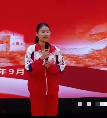 这位从小看着长大的姑娘，就是毛甜懿。时光真是最好的见证人，从前那个眼神清澈的小姑