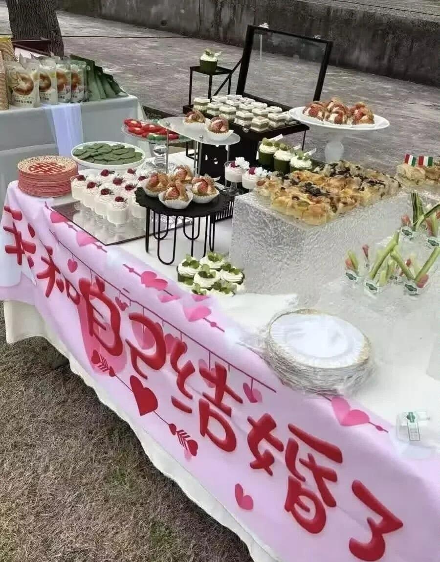 太离谱了！[what][what][what]
一个女网红，办了场单身女性“嫁给