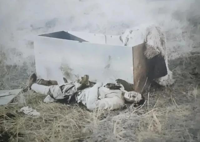 1940年，杨靖宇殉国后，日军拍下的一张老照片，镜头中，将军的身躯躺在一只木柜旁