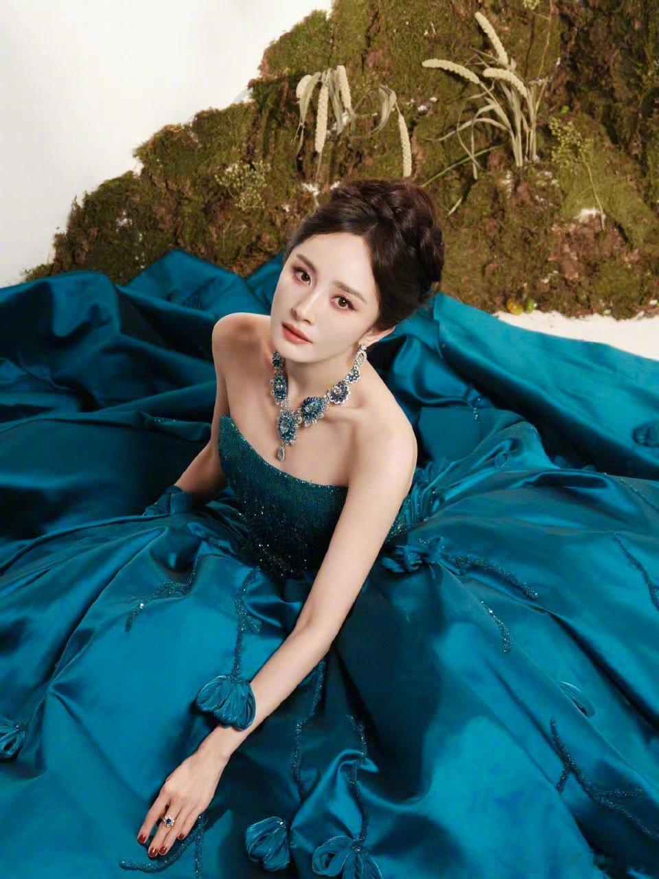 杨幂真公主！好美😍蓝孔雀🦚｜杨幂微博视界大会红毯微博视界大会 ​​​