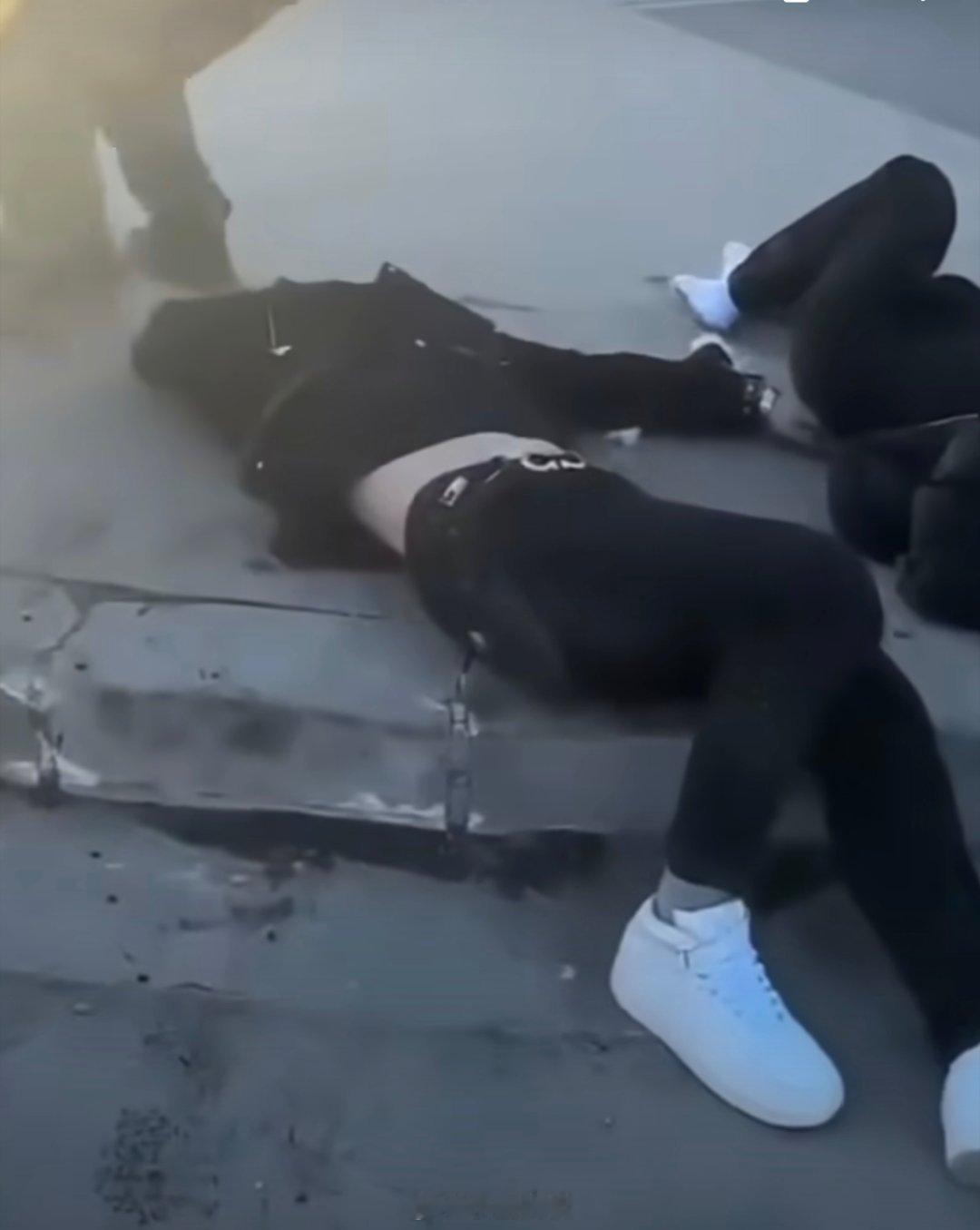 小米SU7侧翻起火十余路人抬车救人 辛亏路人热心！把人拉出来了！ 