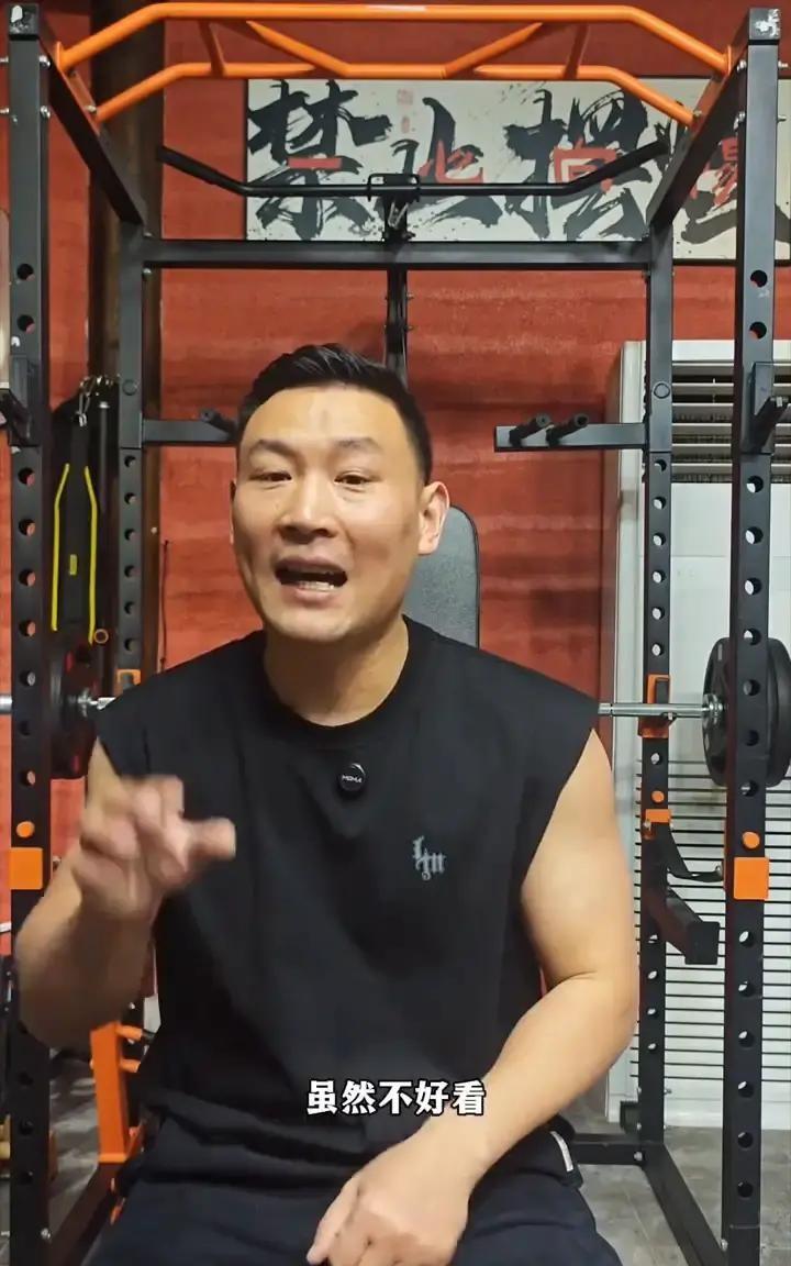 刷到一条总结，说经常做引体向上的人一眼就能认出来：背宽腰细，掌心老茧厚，爬个楼梯