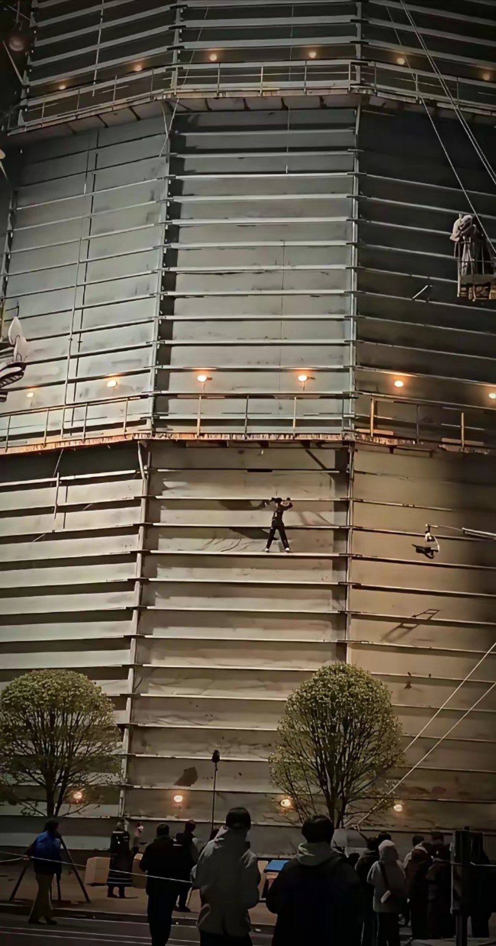 看吴谨言演女飞贼路透是真在高楼间攀爬飞跃，这个吴谨言好牛吧… 