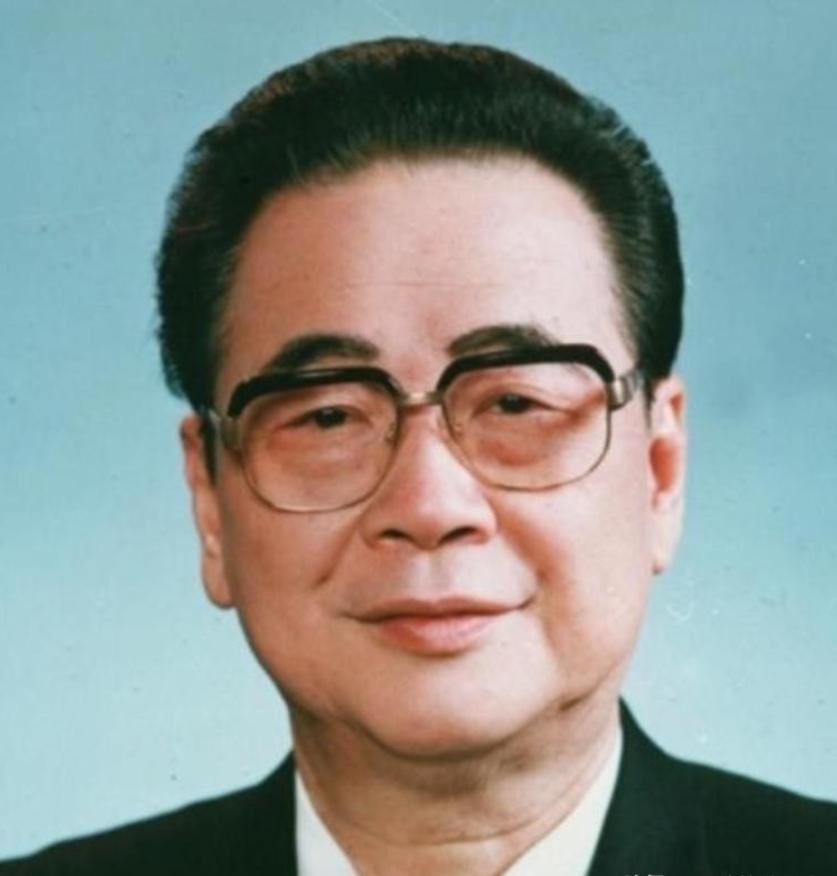 1992年7月，邓颖超因病离世，谁知，邓颖超去世前一日说出的是“李鹏”二字，这背