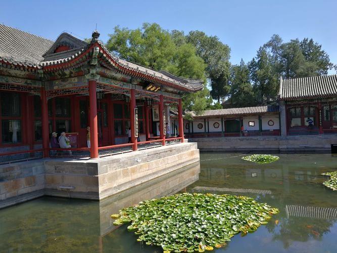 画舫斋
这里是北海公园重要的园中之园，它藏在假山林石中，非常神秘。前殿为“春雨林