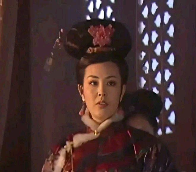 老牌女星被爆卖韭菜盒子还债这事，最近刷得我哭笑不得。
演过《康熙王朝》佟妃、《小