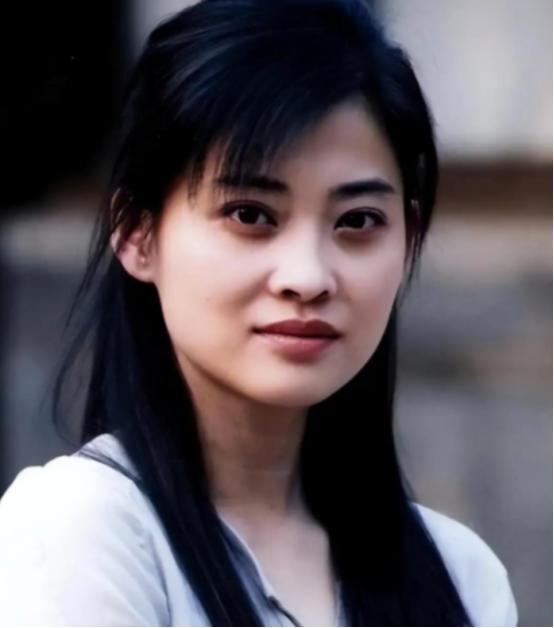当年，梅婷生孩子时羊水栓塞，生命垂危，医生问家属：“救大人还是救孩子？”关键时刻