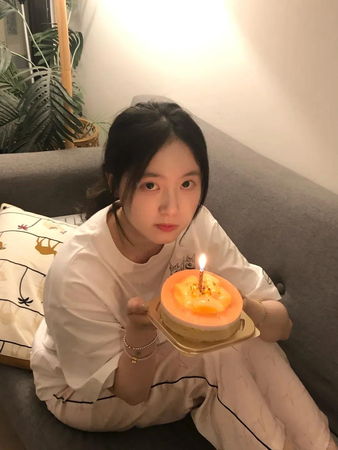 如果吻她一下会穷三年，但你愿意吗