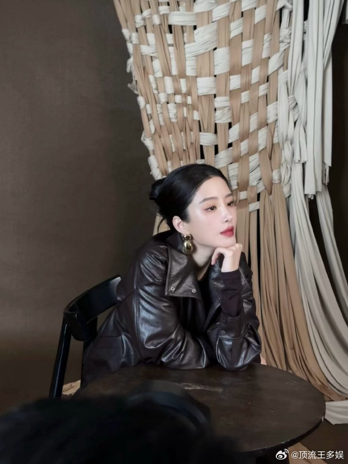 近距离感受杨采钰的美谁被近距离镜头里的杨采钰惊艳到，生图细节全部扛得住，五官舒展
