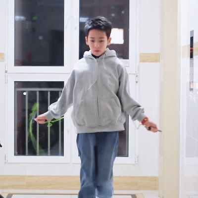 放一个佟弋在首页跳绳 