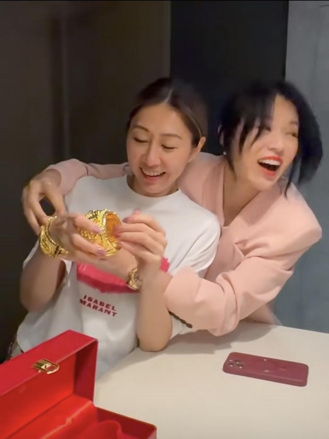 这年头送一对大金镯子做结婚礼物的，绝对是好姐妹。

看现在的金价，胡杏儿送给胡定