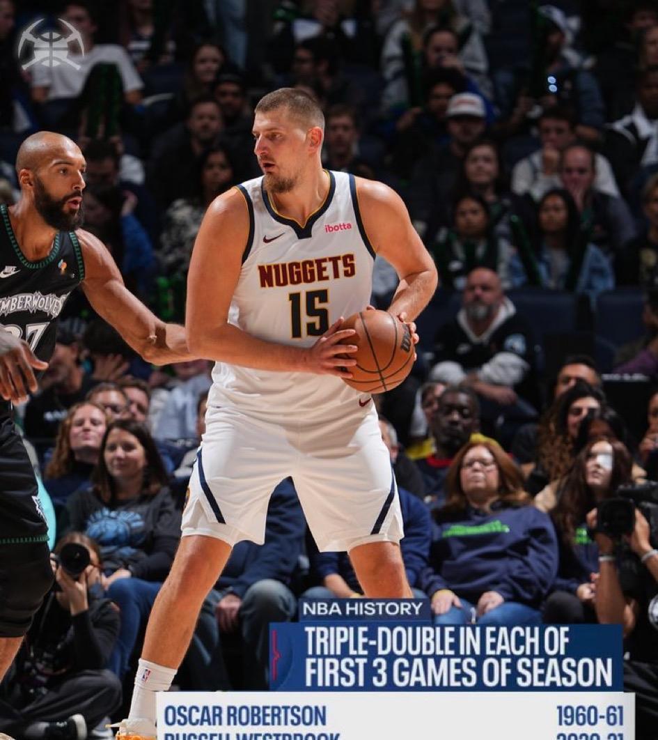 约基奇不跳不炸，站那儿就把球送进篮筐。
别人中锋篮下硬凿，他篮下发微信，全队都收