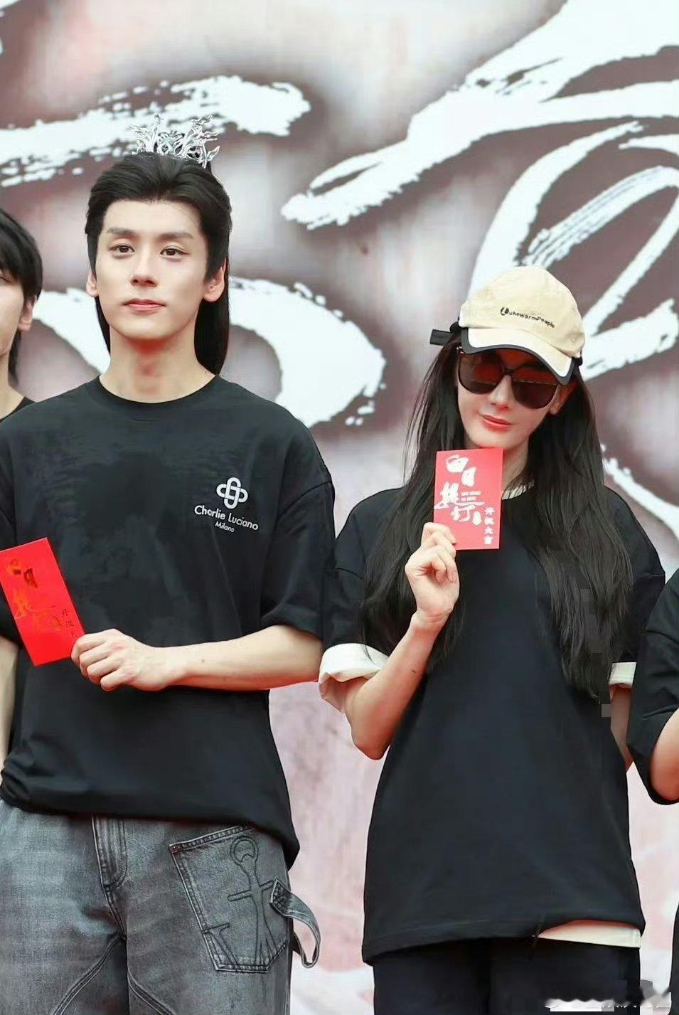 迪丽热巴和魏哲鸣[开学季][开学季][开学季]怎么感觉。。cp味道也很纯正呢？ 