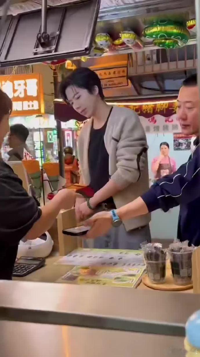 偶遇刘宇宁买冰淇淋刘宇宁生活感 刘宇宁生活感有，谁懂偶遇刘宇宁买冰淇淋啊，这个麻