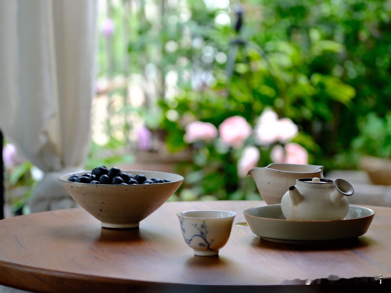 午睡醒来，坐在露台上，
看花，看这一方小院，
杂乱无章的，花盆巨多，
它就像住了