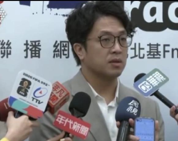 沈伯洋回应发型老鼠面膜三件套，治城市不行，治脸蛋挺行。
 
徐巧芯前几天酸沈伯洋