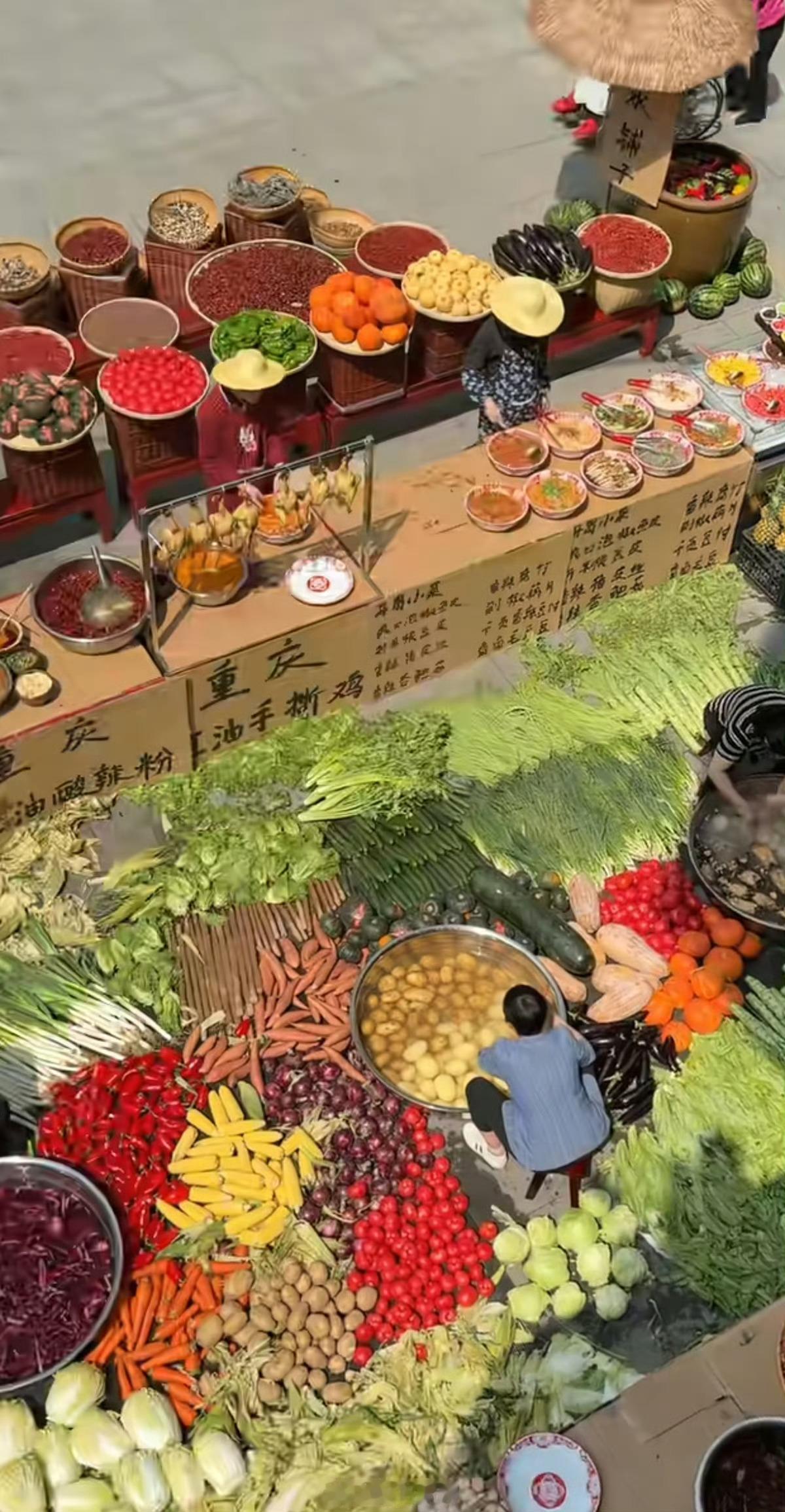 郑州一火锅店露天洗菜做饭如调色盘而且顾客还能看到真材实料，老板真挺有想法的。 