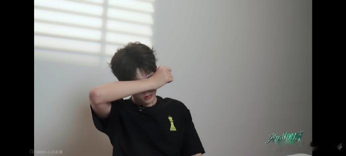 官俊臣说希望能睡个好觉什么情绪都自己悄悄消化，不会对外诉苦，不拿劳累营销自己，很