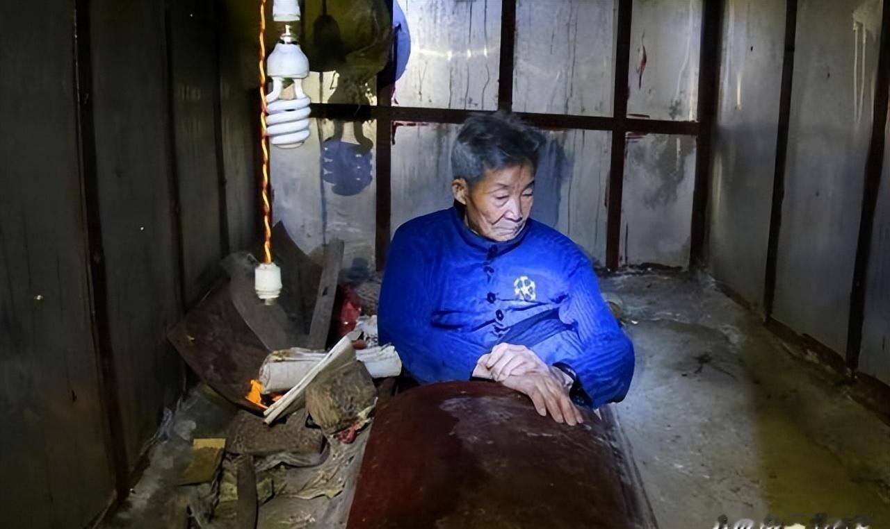 湖南永州，一98岁老人花26万给自己建了一座“活人墓”，白天治病救人，晚上上山睡