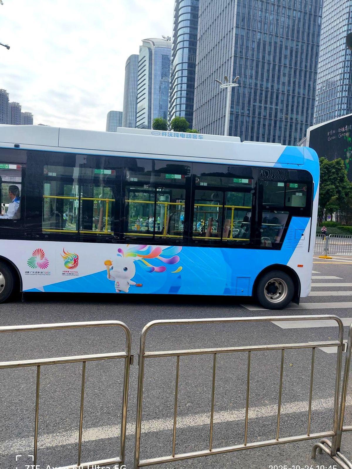 “绕了三公里，公园门口还是铁马。”周日去前海石公园遛娃的林先生，把这段经历发进业