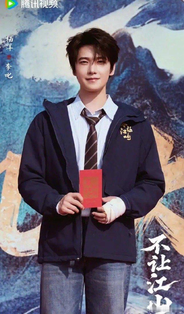 《不让江山》作者取关剧组！《不让江山》的作者知白24日取关了剧组官博，但是依旧关