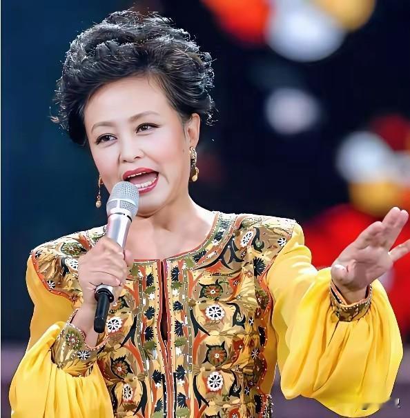 朱明瑛离婚后，朱明瑛的前夫转身娶了朱明瑛亲妹妹的小姑子，朱明瑛非常隔应，和亲妹妹