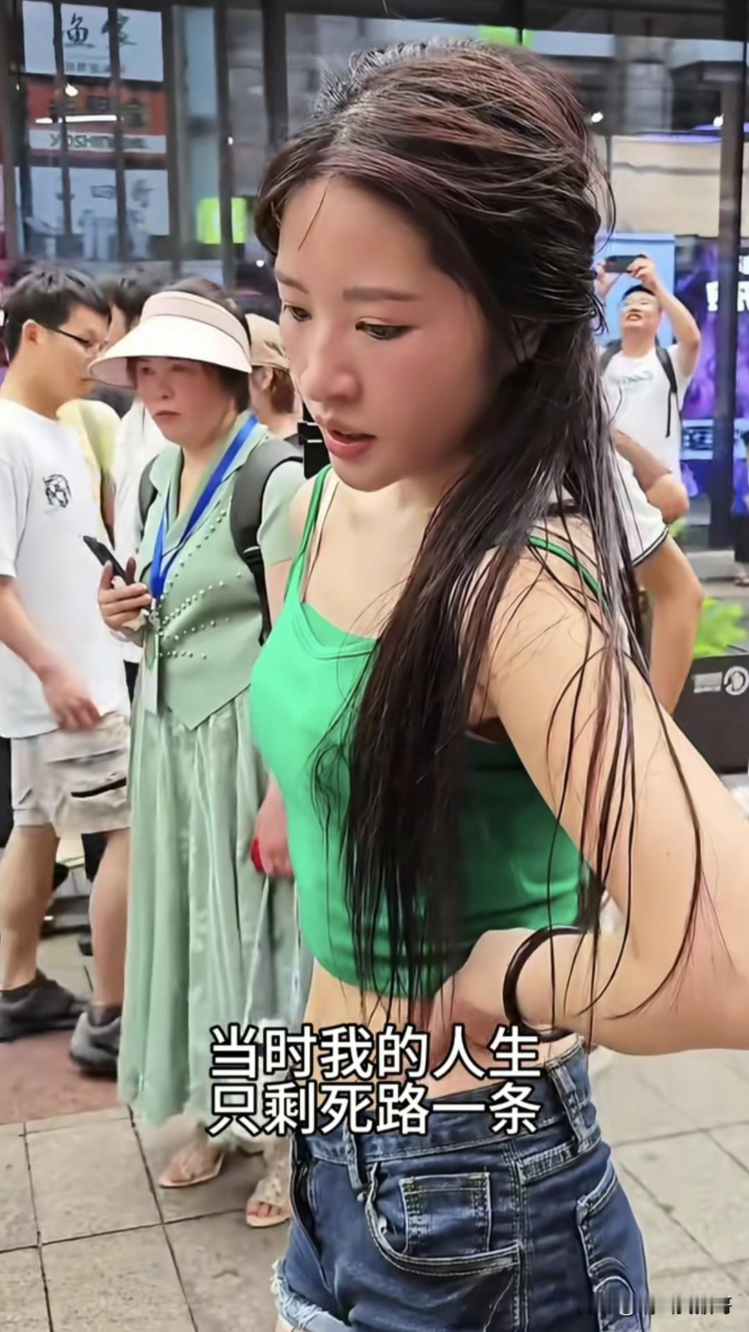 给大家看一组网红“阿梓”早期的照片，那个时候她一个人在深圳东门日复一日的跳着“恶