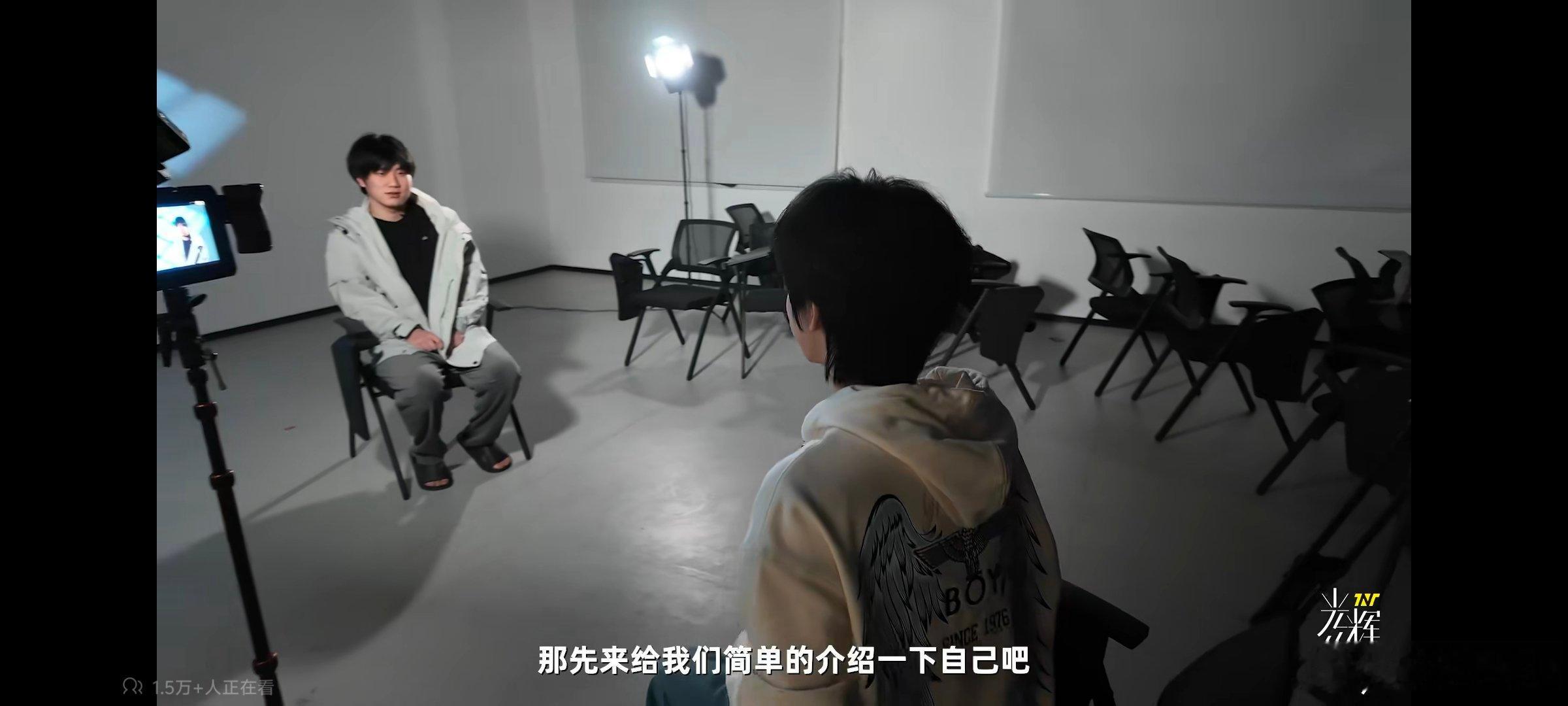贺峻霖采访王者荣耀青训选手 他不是在完成作业，是在替没人说话的少年开口🗣️贺峻