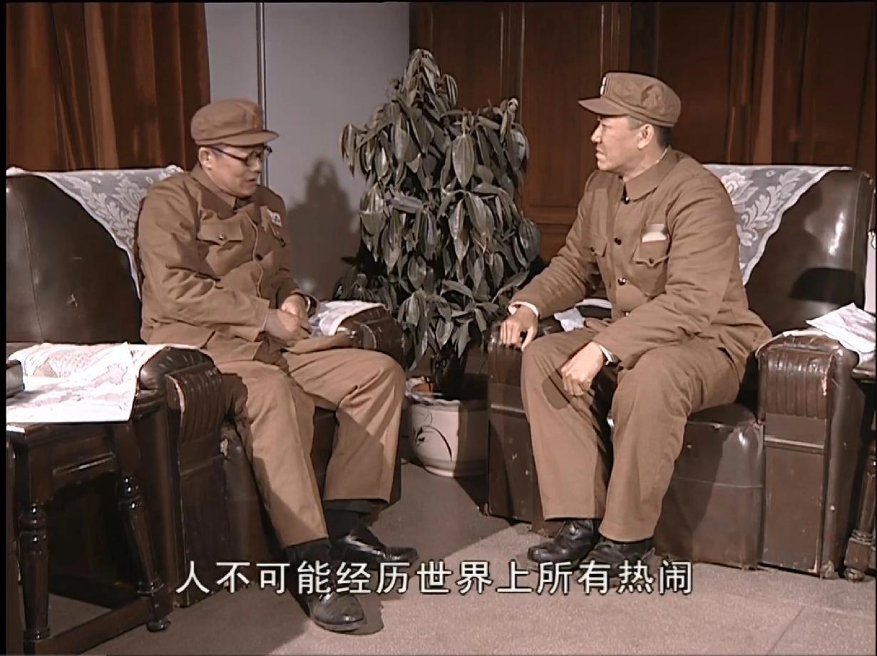 我们以前看《亮剑》，总是津津乐道于打鬼子的片段，为击毙鬼子军官喝彩，现在看《亮剑