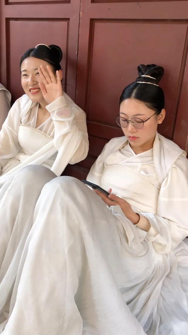 有人说她俩是群众演员，这行当算不算职业？俩小丫头应该在休息，等着上镜头。这么年轻