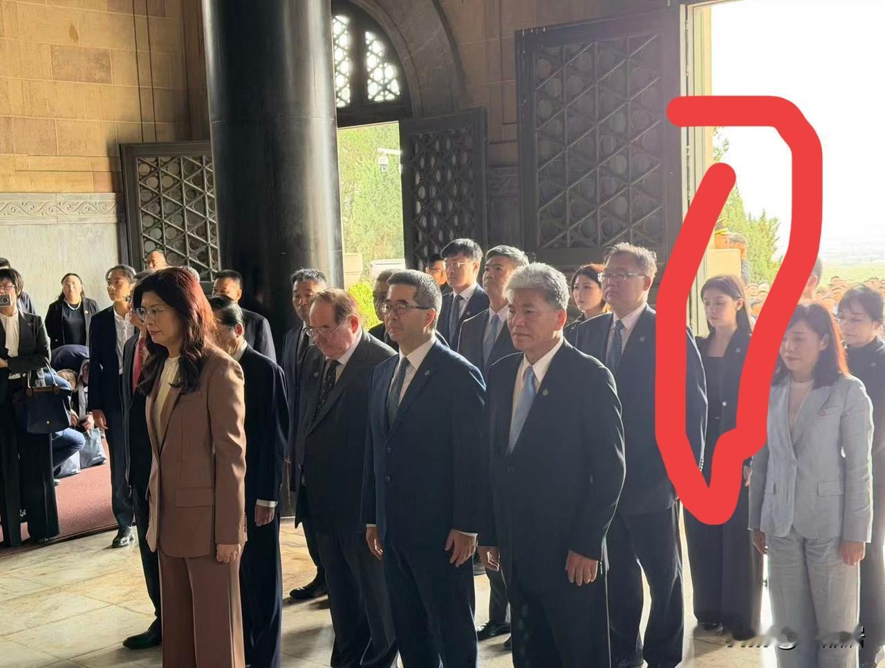 看到郑丽文一行在中山陵谒拜中山先生，发现一个细节就是国民党老人站在前排，几个年轻