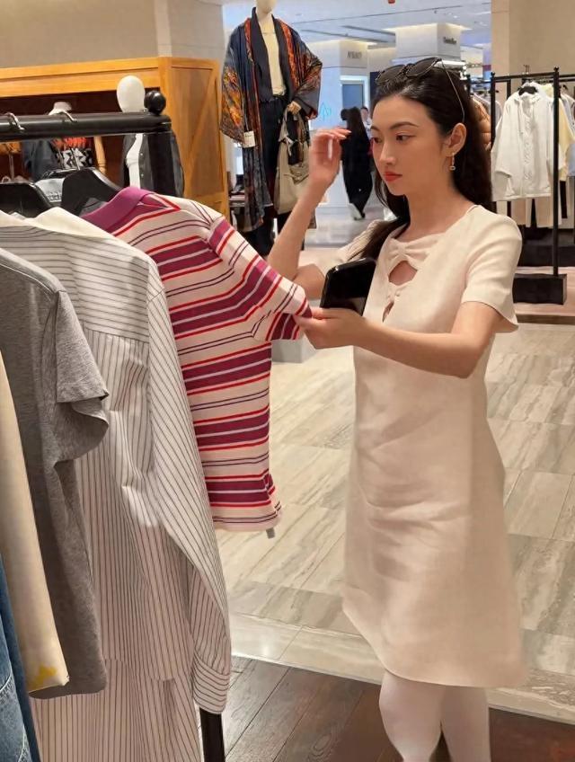景甜逛街vlog曝光，白裙搭配白丝小白鞋，穿搭引网友热议
 
说起景甜，早年出道