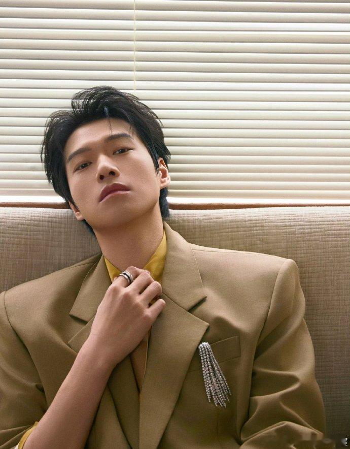 魏大勋微博之夜出图 这款颜色好独特 