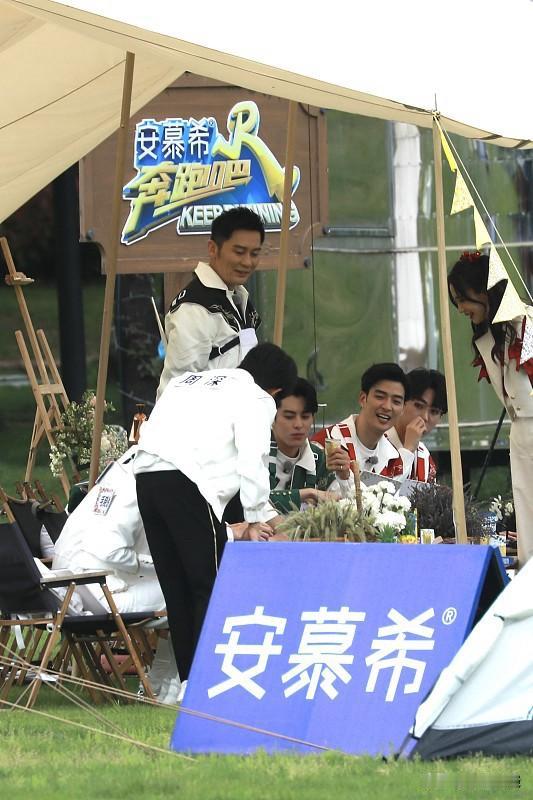 《奔跑吧》早年的推广策略真的踩中了时代红利的爽点。
首播直接接档当时的现象级综艺