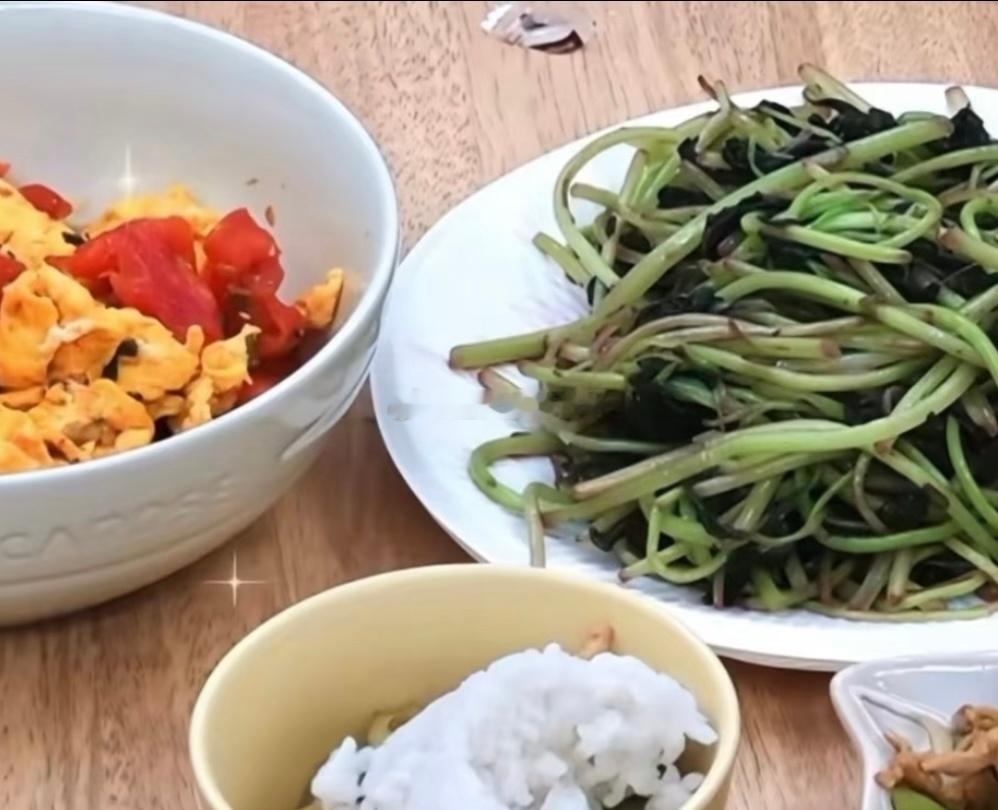 很难想象许久不见孩子的张家齐妈妈做了这几个菜，感觉不太会做饭啊.. ​​​