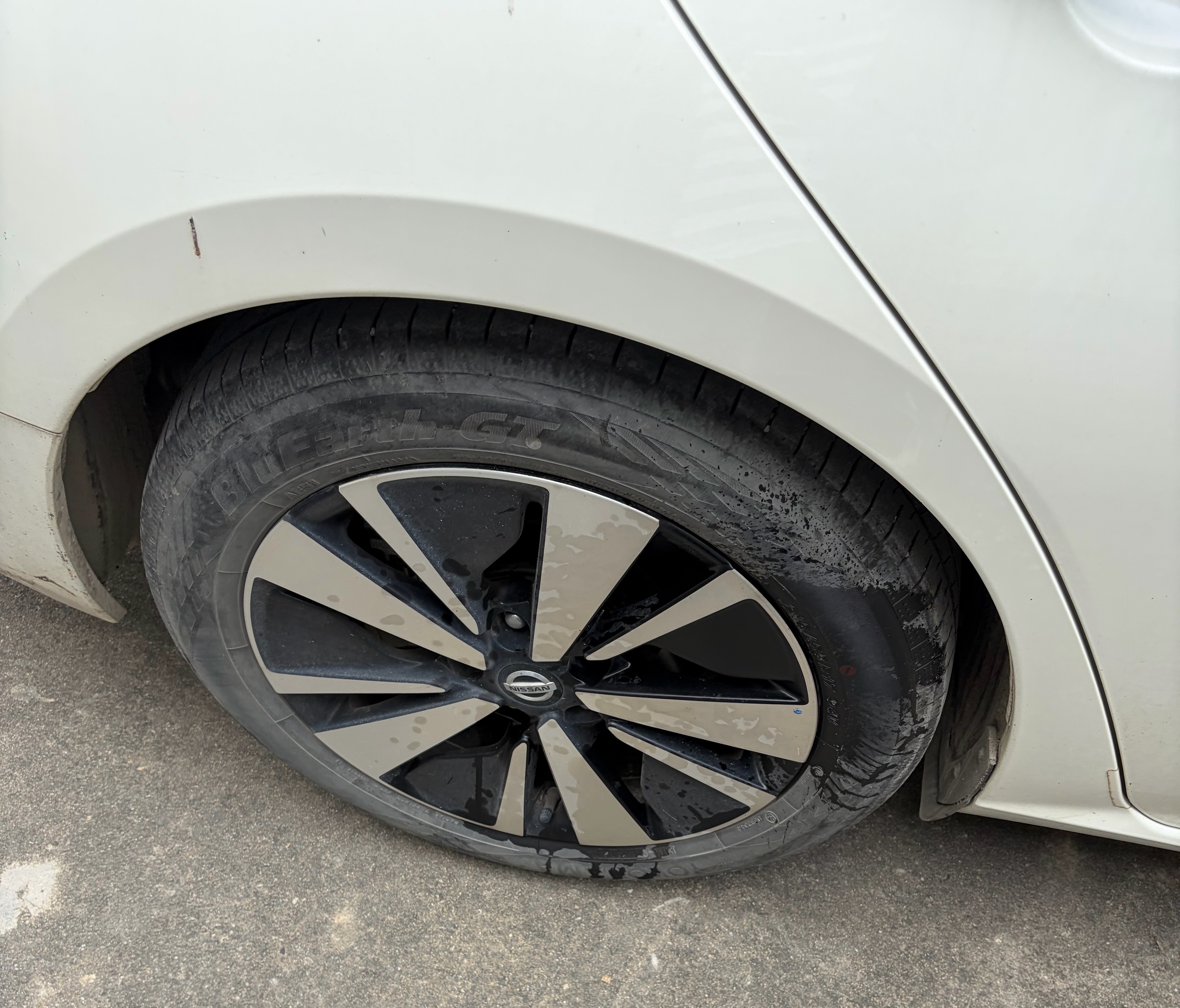 我真服了，我这轮胎是被狗尿了吗？[怒] ​​​