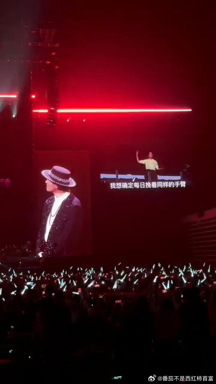 应采儿风头盖过了陈小春应采儿才是陈小春演唱会的安可谁懂啊！陈小春演唱会的真正主角